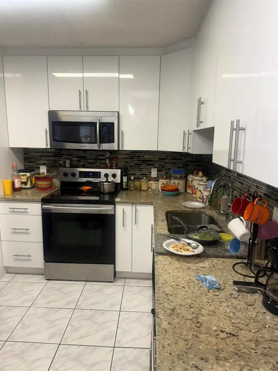 3526 LA PALMAS Court # 1, FL 33463 photo 2