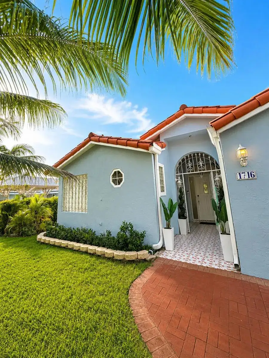 1716 Pierce Drive, FL 33460 photo 2
