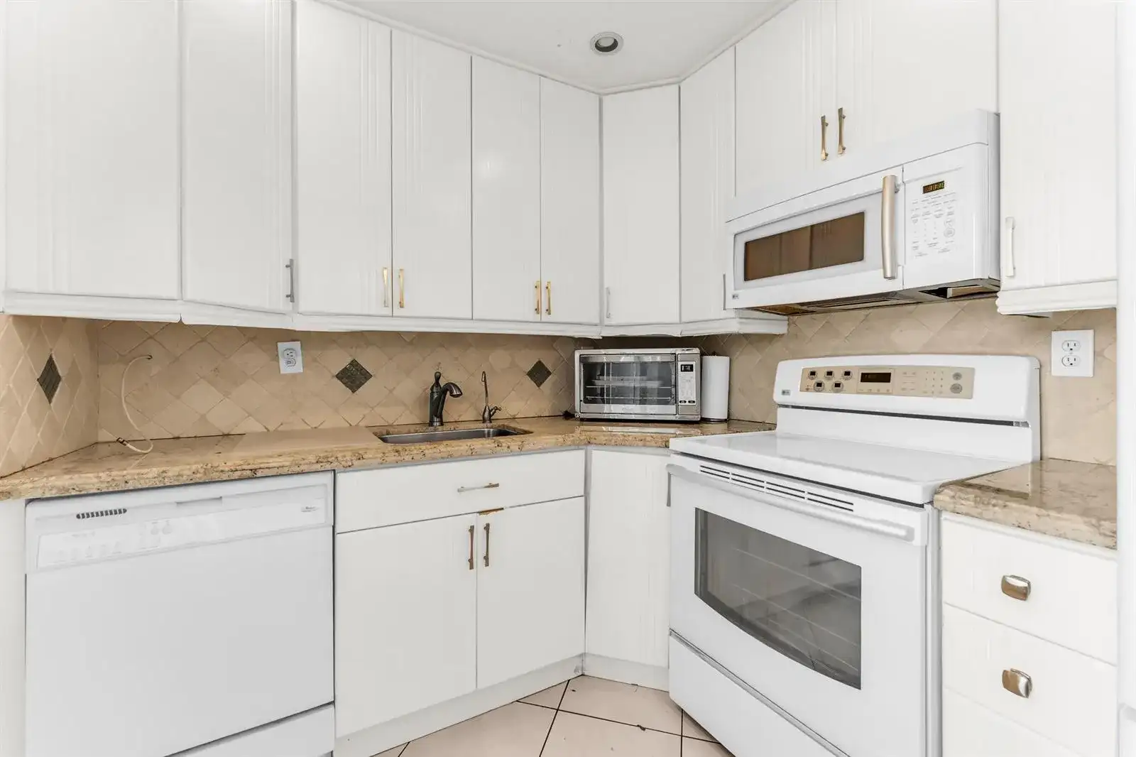 572 Flanders L # 572, Delray Beach FL 33484 photo 2