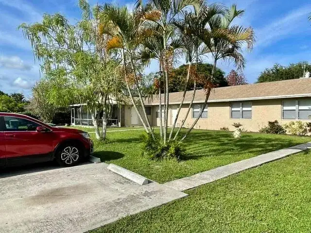 424 Jennings Avenue, FL 33463 photo 3