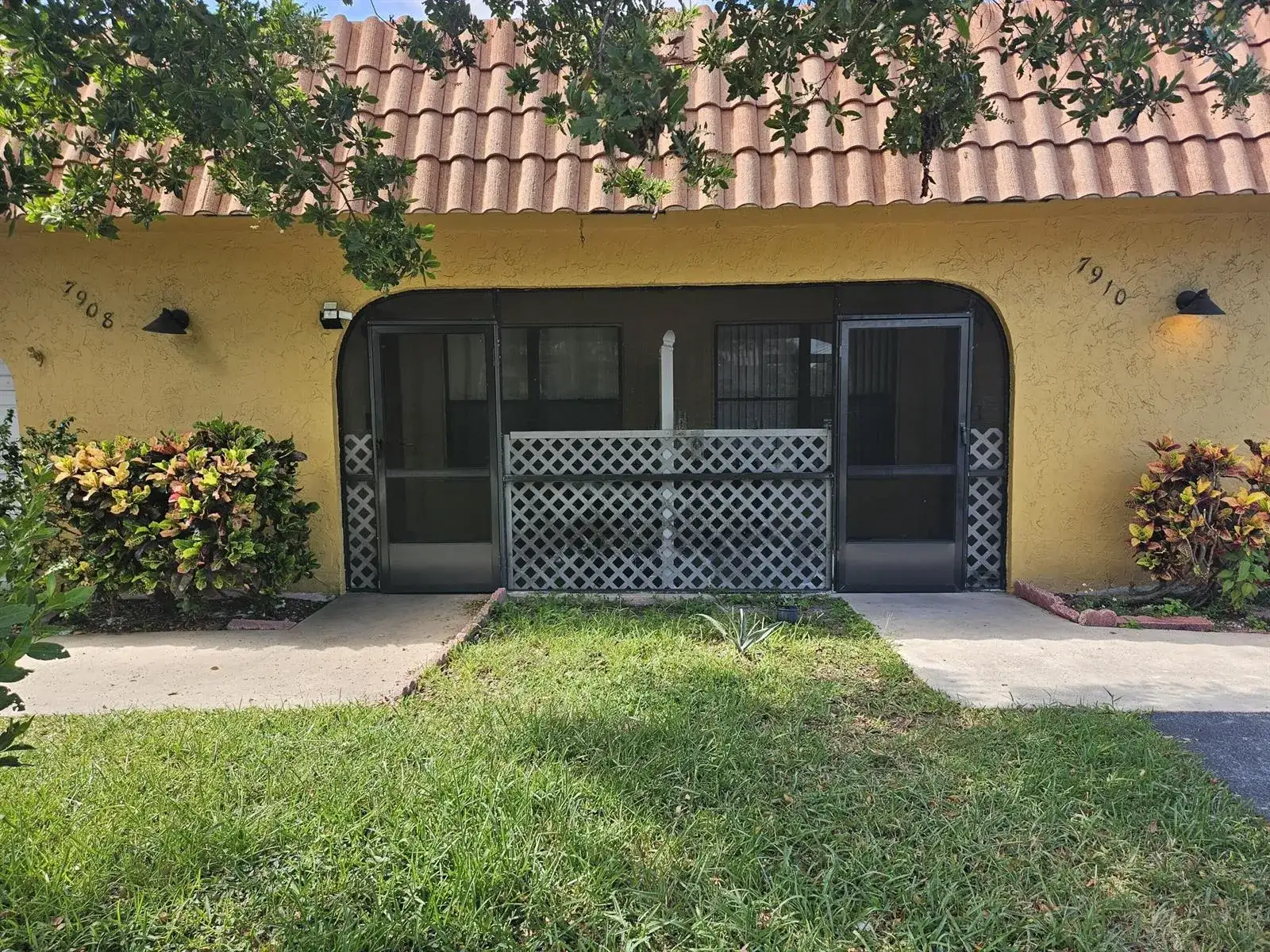 7910 NW 70th Court, Tamarac FL 33321 photo 2