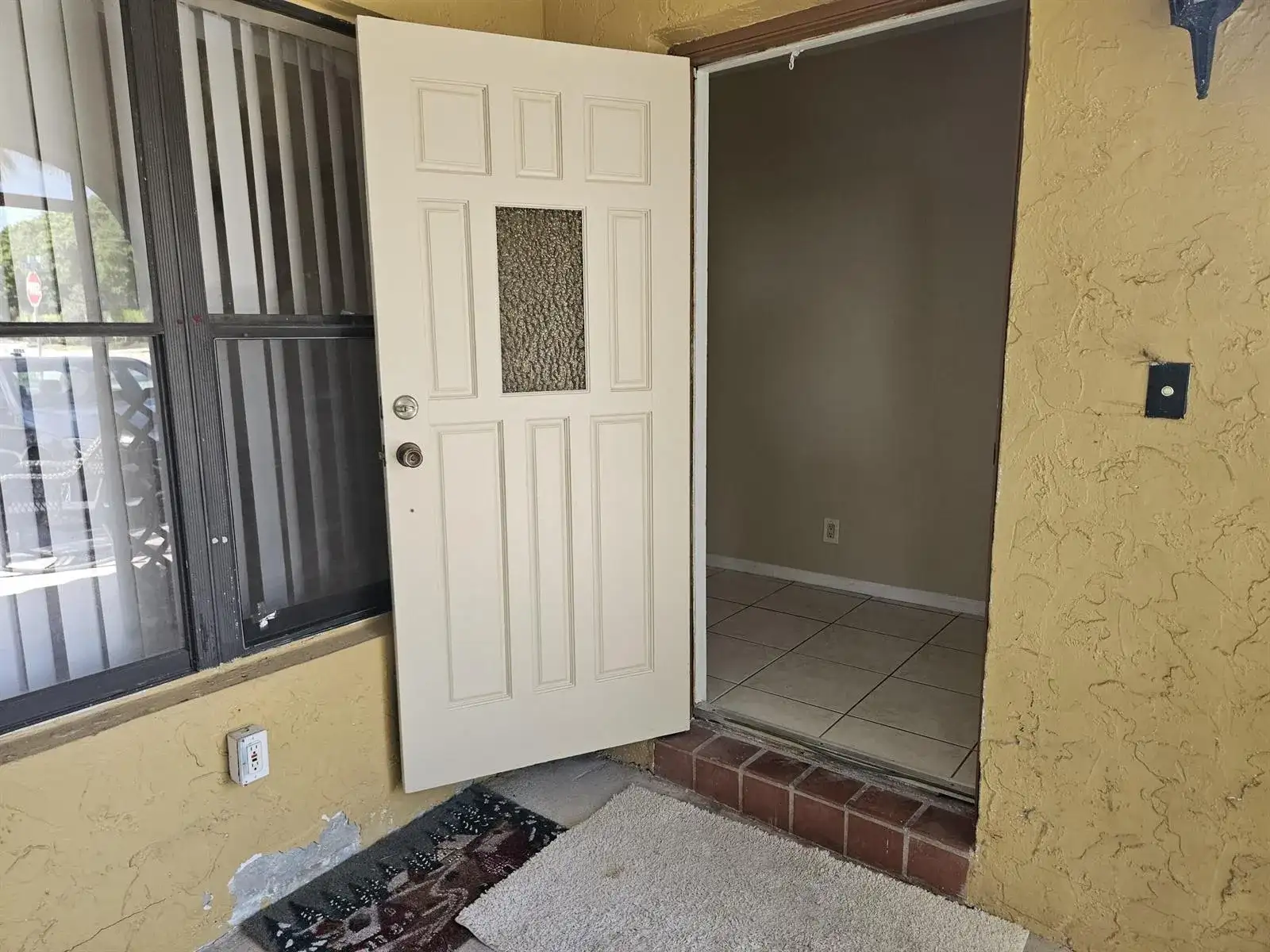 7910 NW 70th Court, Tamarac FL 33321 photo 4