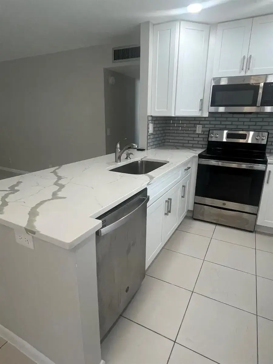 93 Normandy B, Delray Beach FL 33484 photo 5