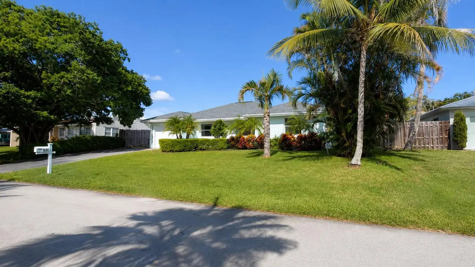 364 VENUS Avenue, Tequesta FL 33469 photo 2