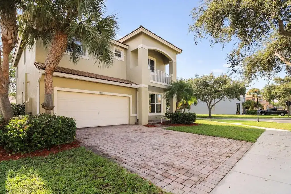 6688 Lurais Drive, Lake Worth FL 33463 photo 2