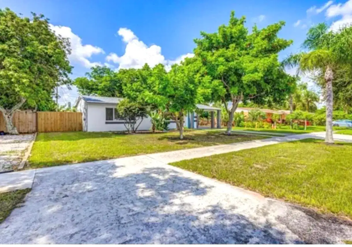 512 BAYBERRY Drive, Lake Park FL 33403 photo 3