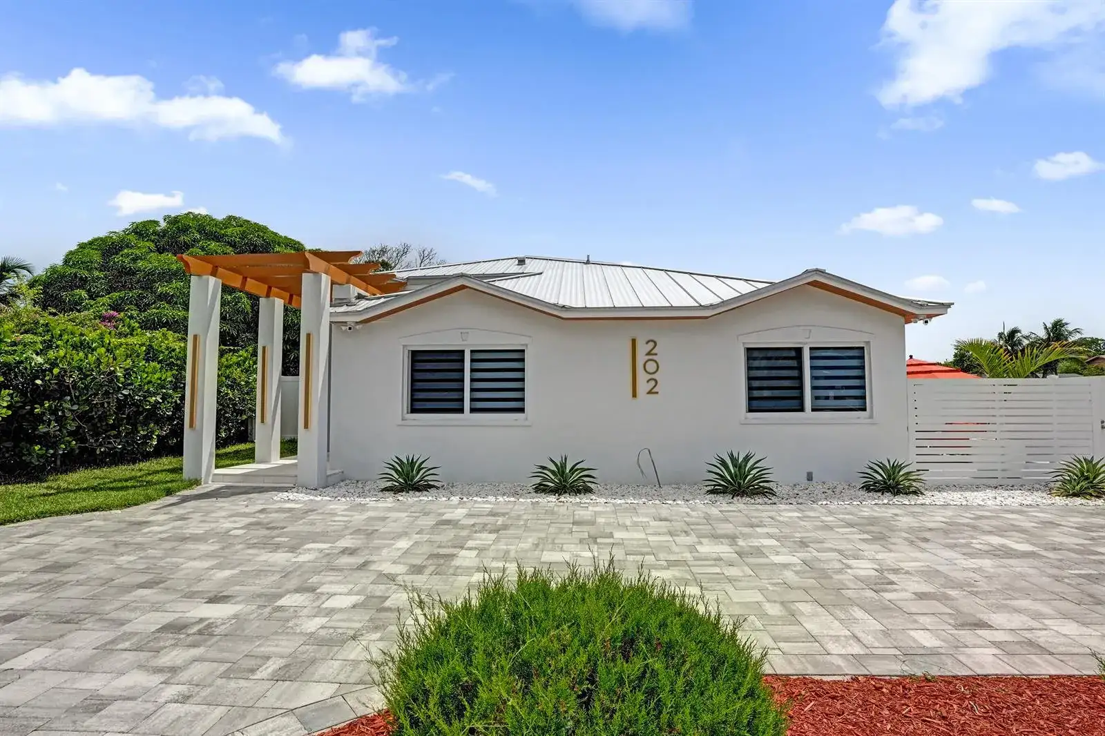 202 SE 4TH Street, Delray Beach FL 33483 photo 2
