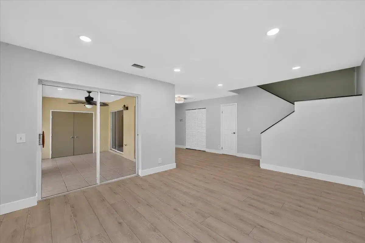 6611 Via Regina, Boca Raton FL 33433 photo 2