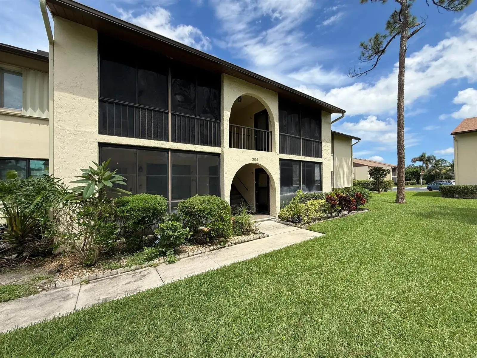 304 Knotty Pine Circle # 2, FL 33463 photo 2