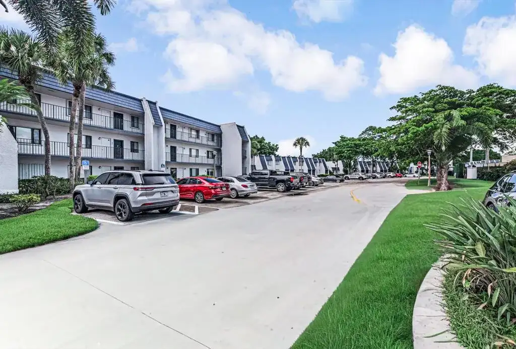 4465 Luxemburg Court # 108, Lake Worth FL 33467 photo 2