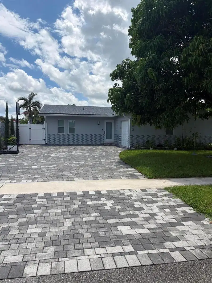 8250 SW 8TH Court, North Lauderdale FL 33068 photo 3