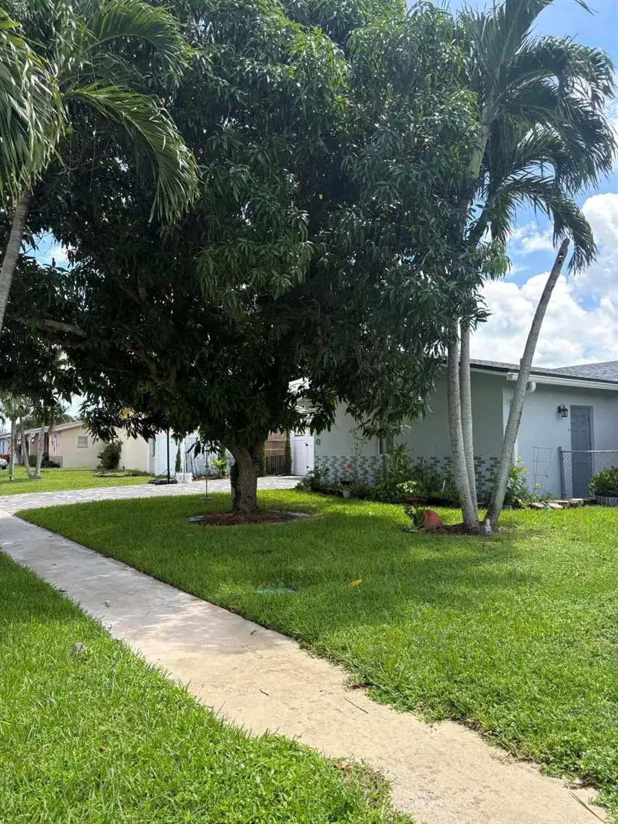 8250 SW 8TH Court, North Lauderdale FL 33068 photo 4