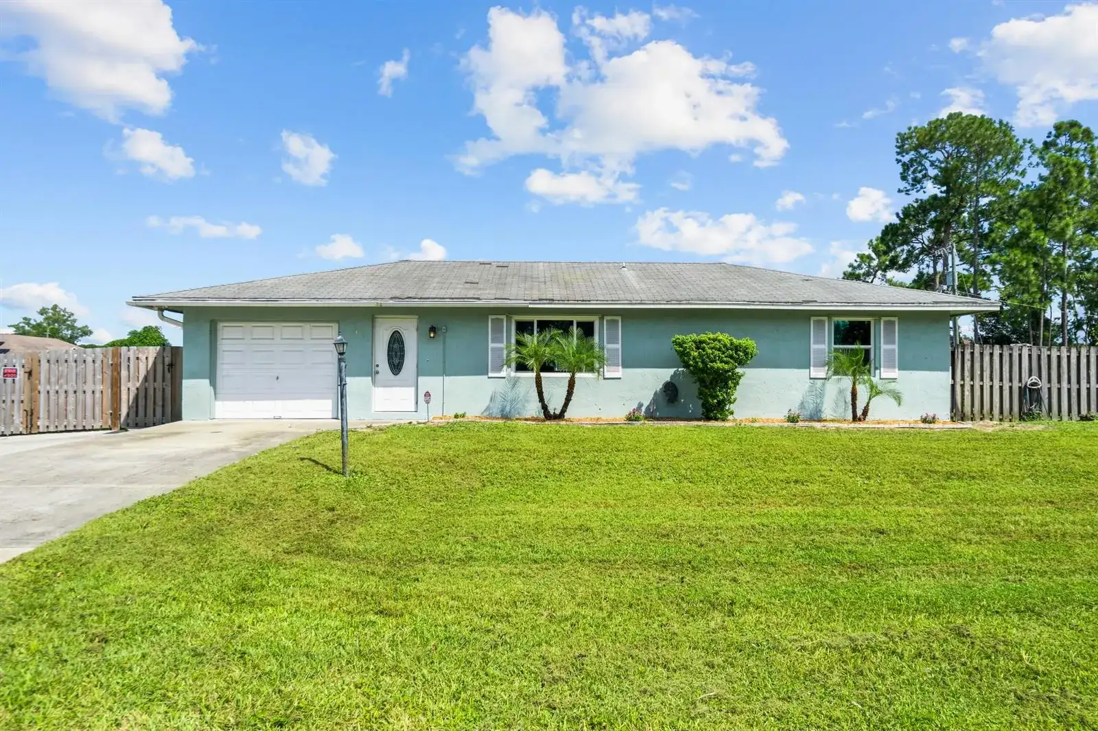 257 SW THORNHILL Drive, Port St. Lucie FL 34984 photo 2
