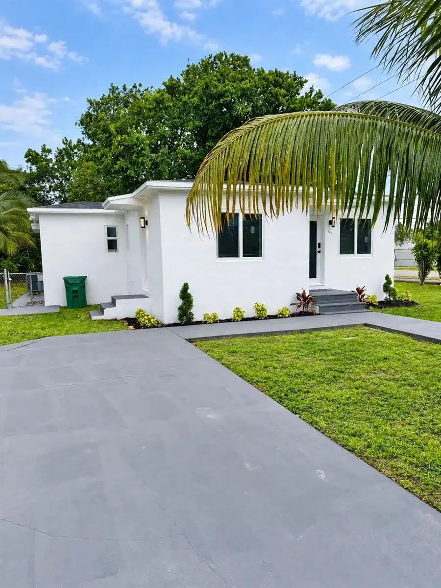 801 NW 105TH Street, Miami FL 33150 photo 2