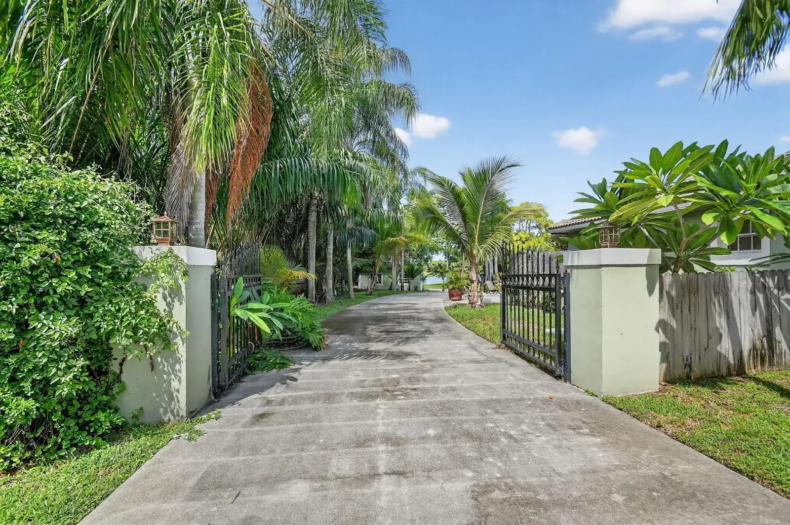 6225 Pine Drive, Lake Worth FL 33462 photo 2