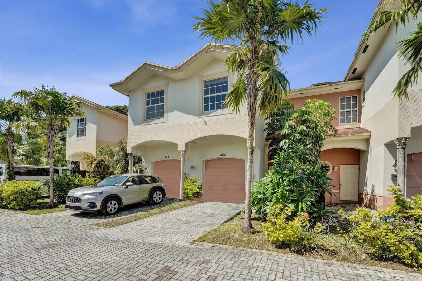 852 NW 9TH Street, Hallandale Beach FL 33009 photo 2