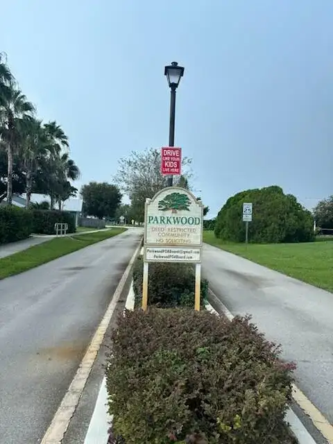 6702 SE Raintree Avenue, Stuart FL 34997 photo 2