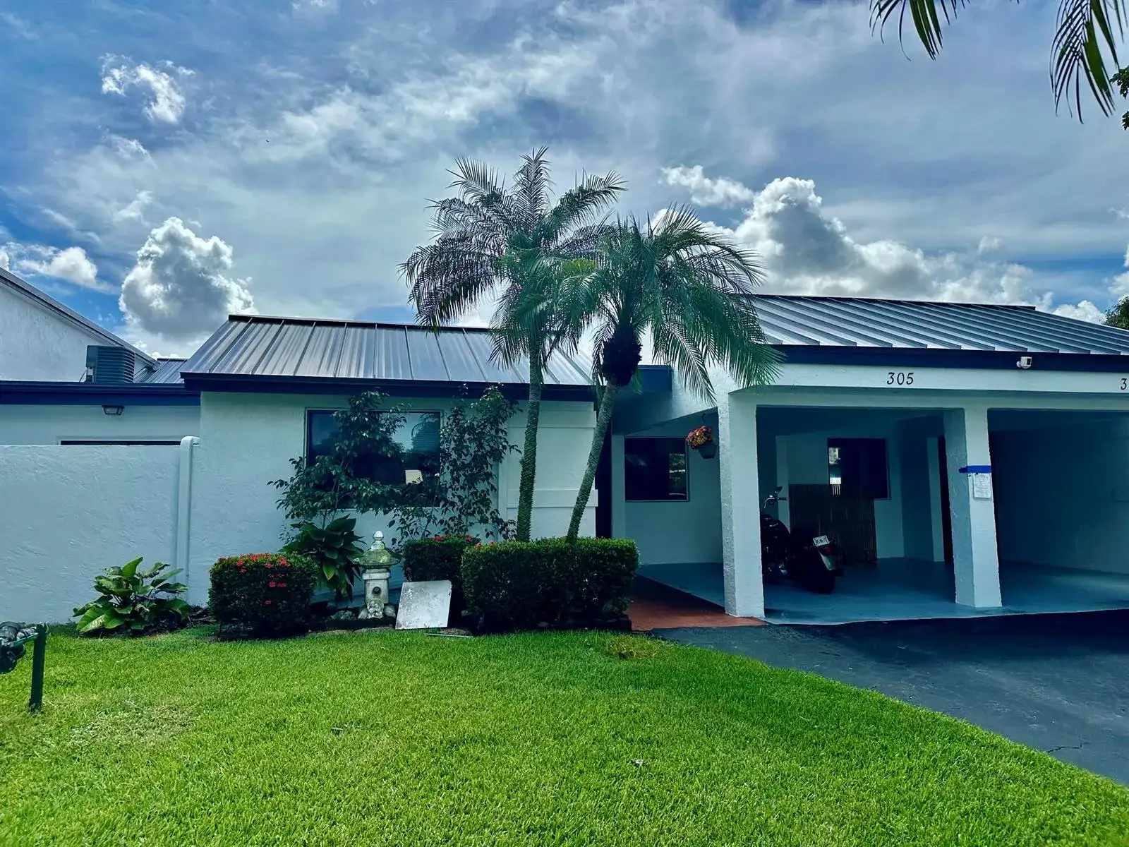 305 Lakeside Court, Sunrise FL 33326 photo 2
