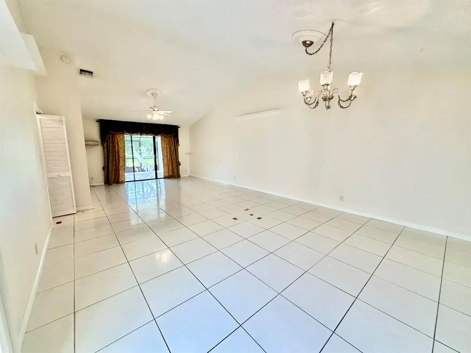 305 Lakeside Court, Sunrise FL 33326 photo 5