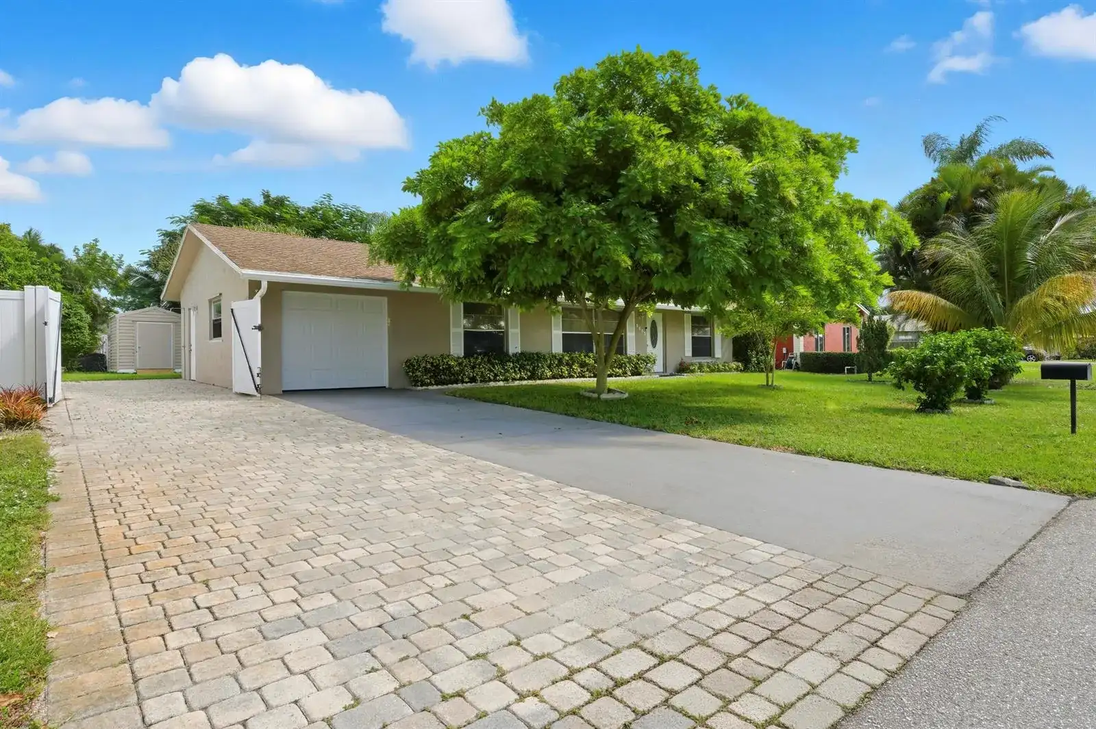 8685 SE KEATHLEY Court, Hobe Sound FL 33455 photo 2