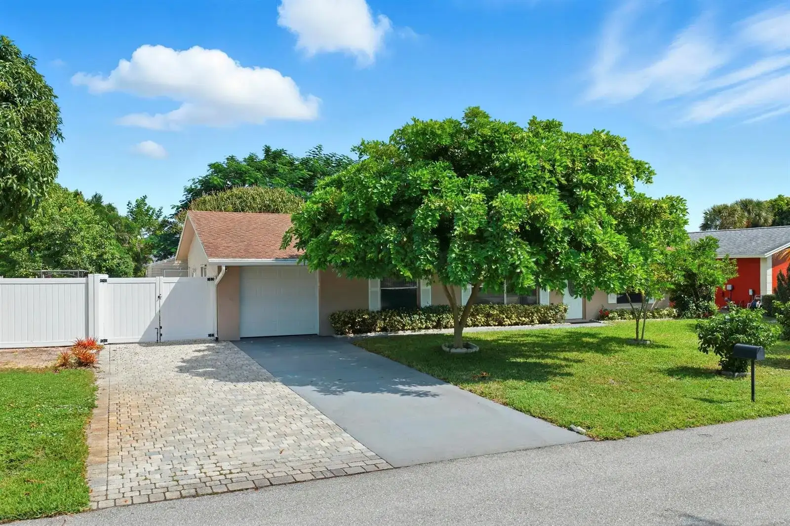 8685 SE KEATHLEY Court, Hobe Sound FL 33455 photo 4