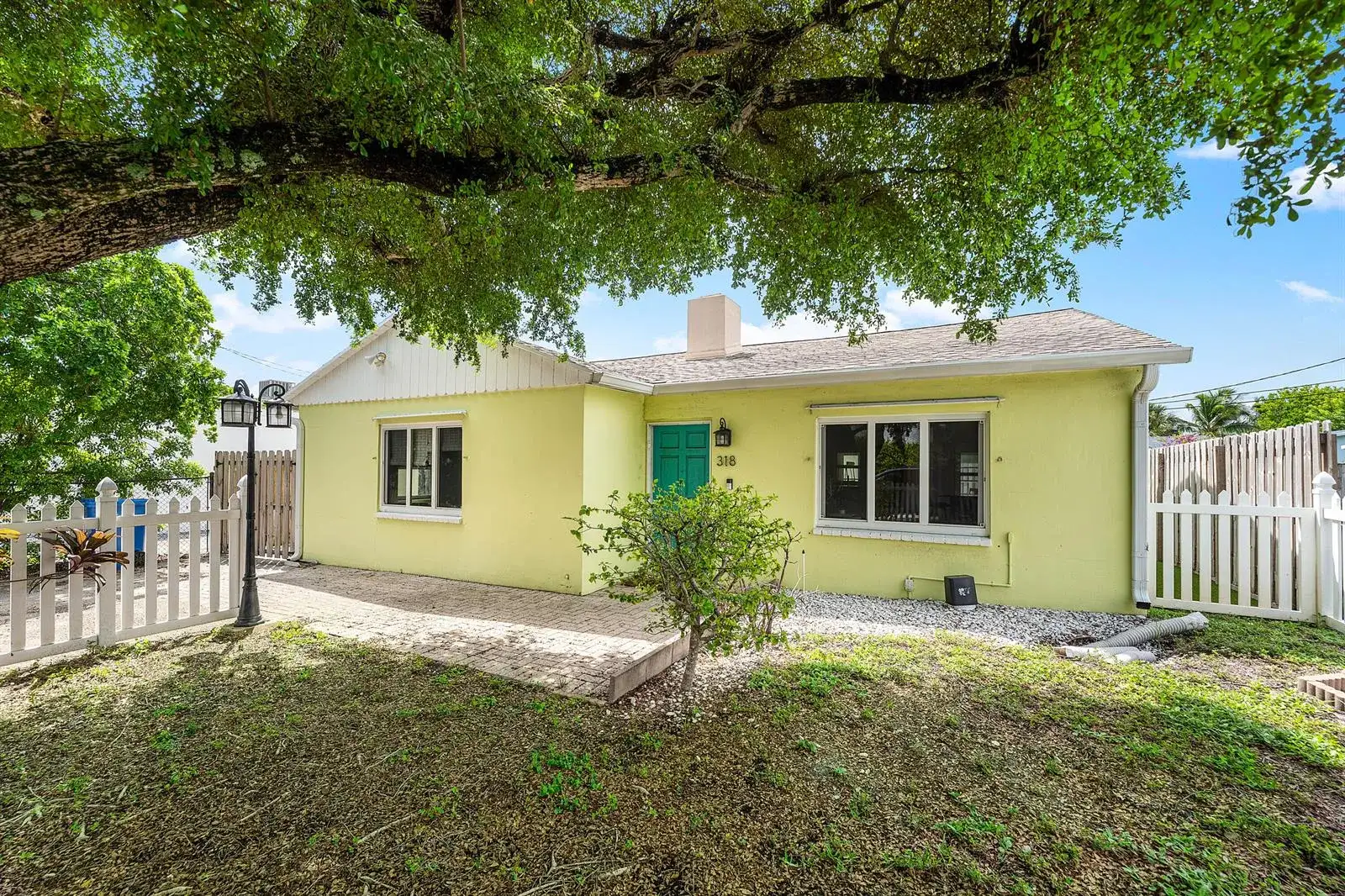 318 W Mango Street W, Lantana FL 33462 photo 2