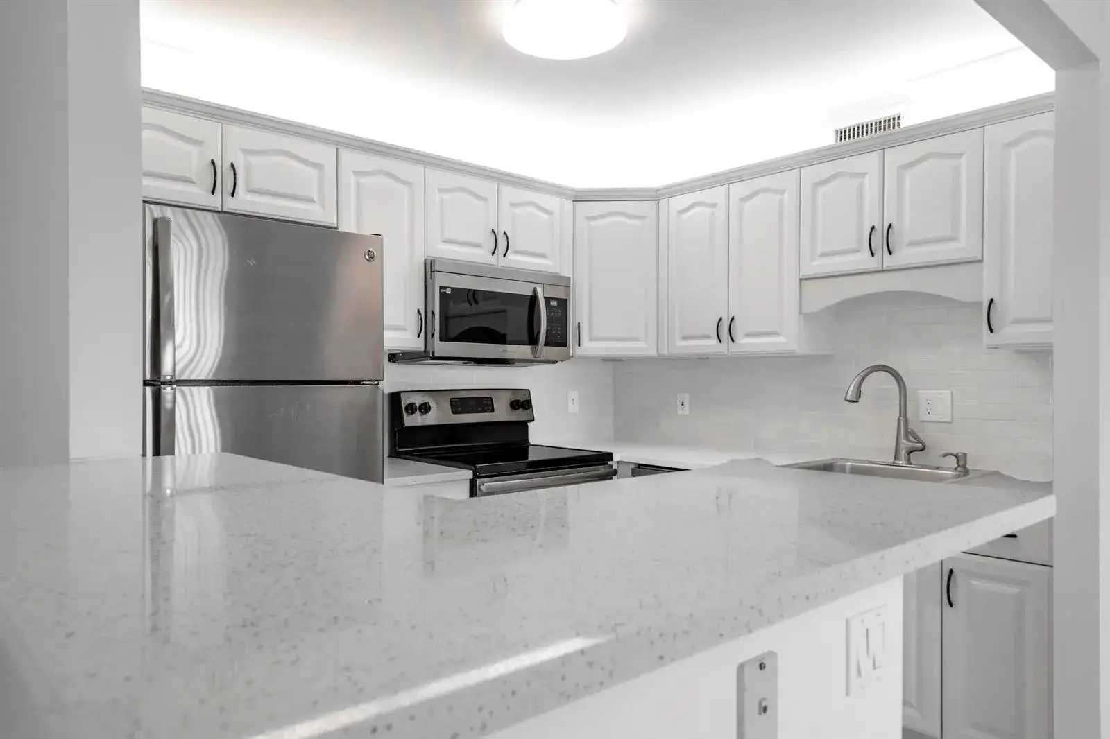 190 Saxony D, Delray Beach FL 33446 photo 2