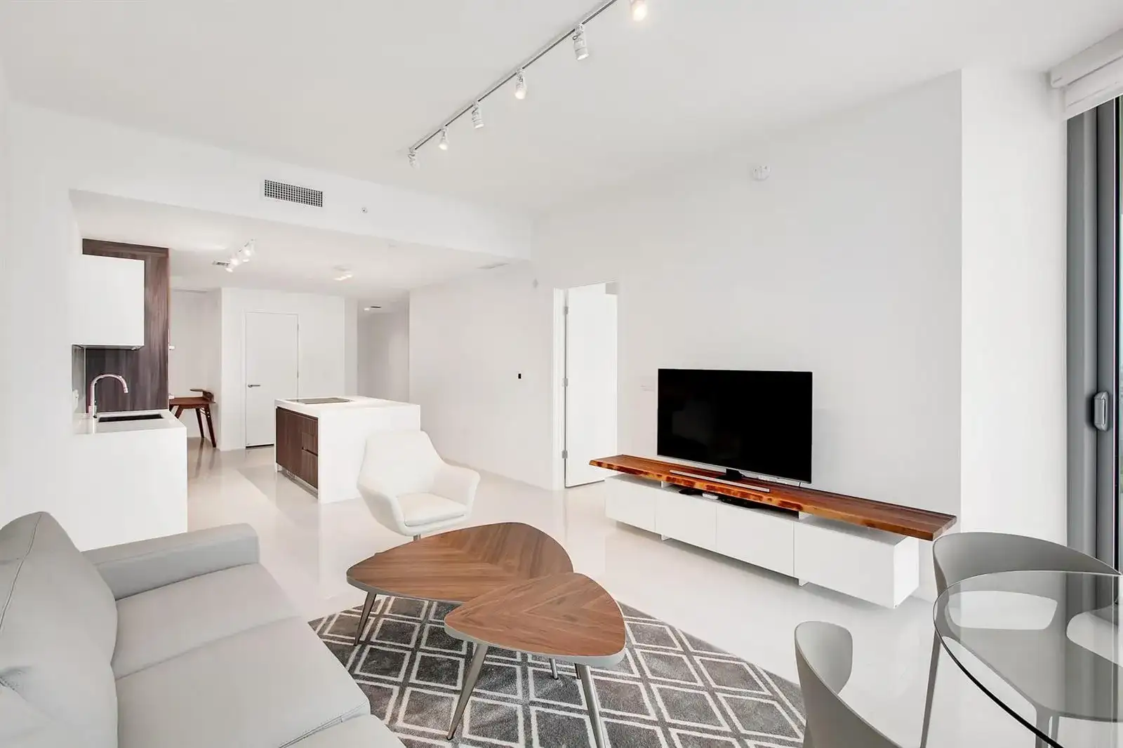 851 NE 1ST Avenue # 2005, Miami FL 33132 photo 2