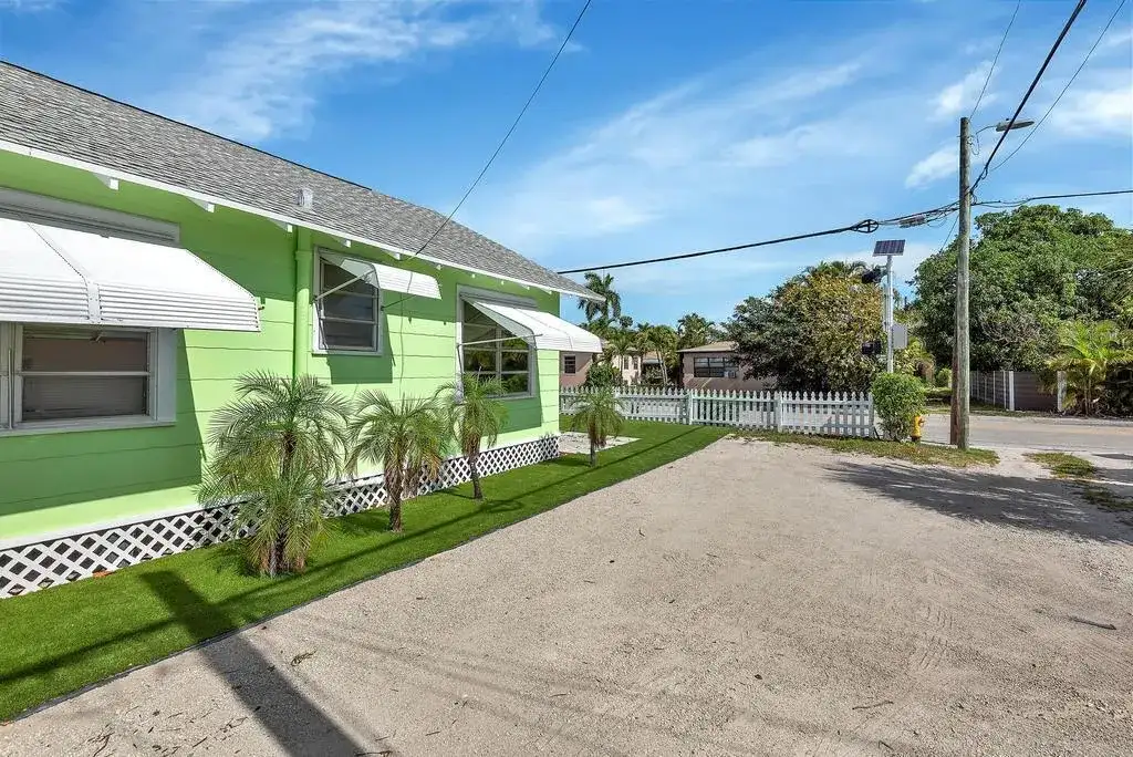 713 10th Avenue N, FL 33460 photo 3