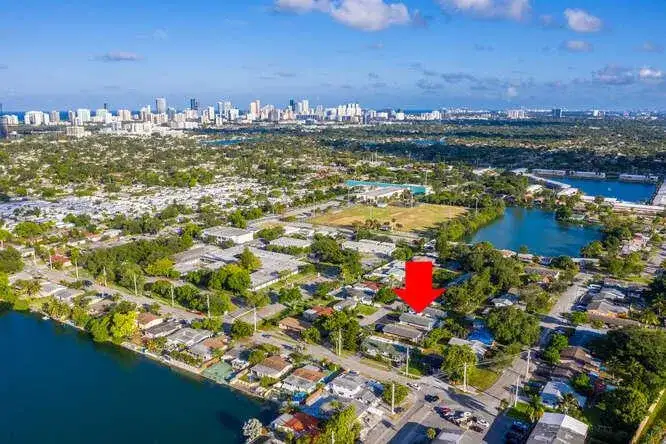 320 SW 10th Terrace, Hallandale Beach FL 33009 photo 2