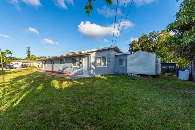 320 SW 10th Terrace, Hallandale Beach FL 33009 photo 3