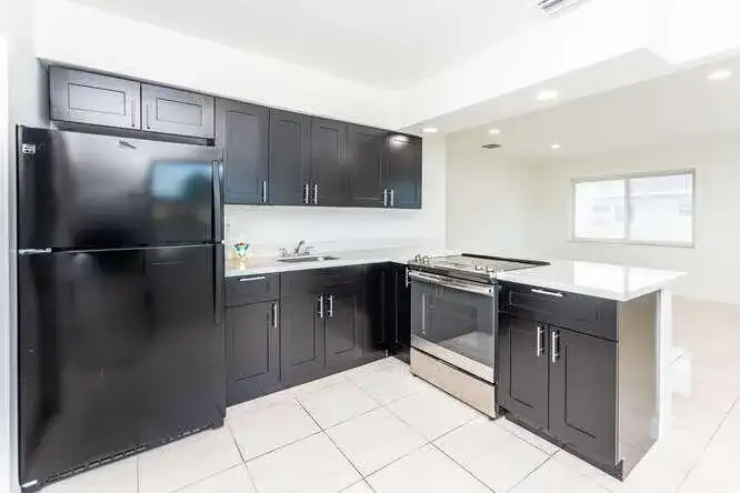 320 SW 10th Terrace, Hallandale Beach FL 33009 photo 4
