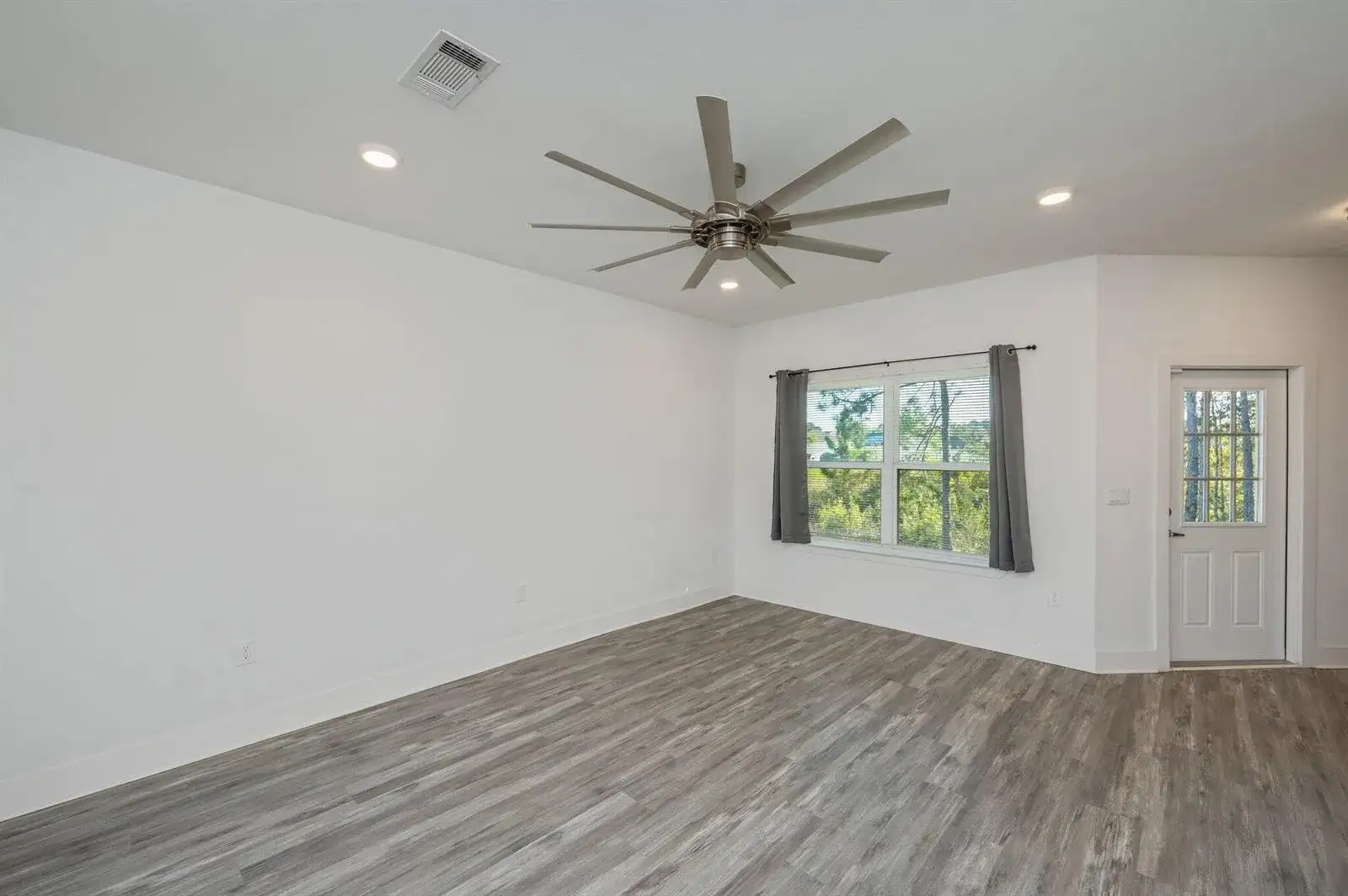 201 UPIA Drive, FL 32536 photo 5
