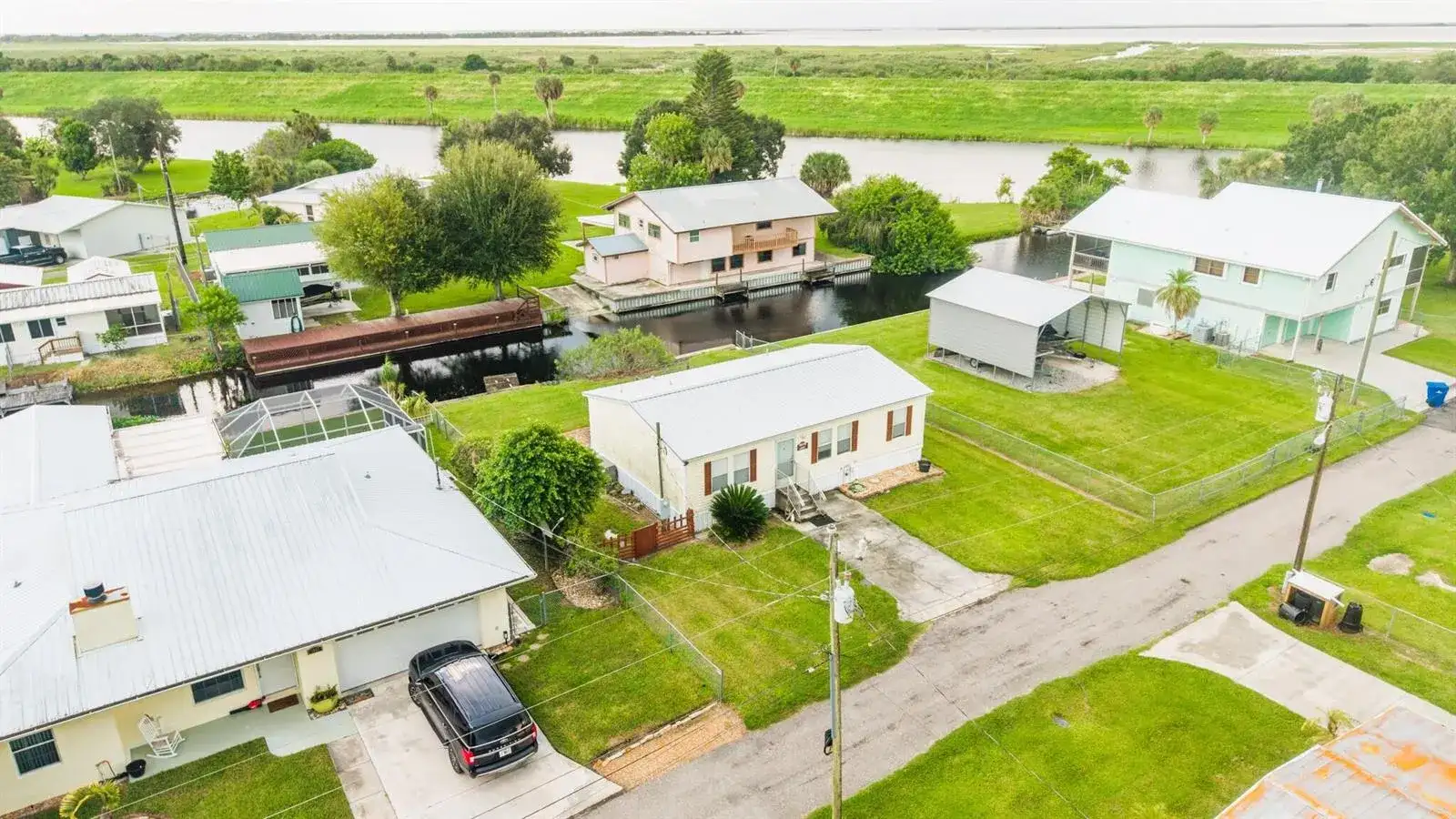 1057 BLUE HERON Lane, Moore Haven FL 33471 photo 2