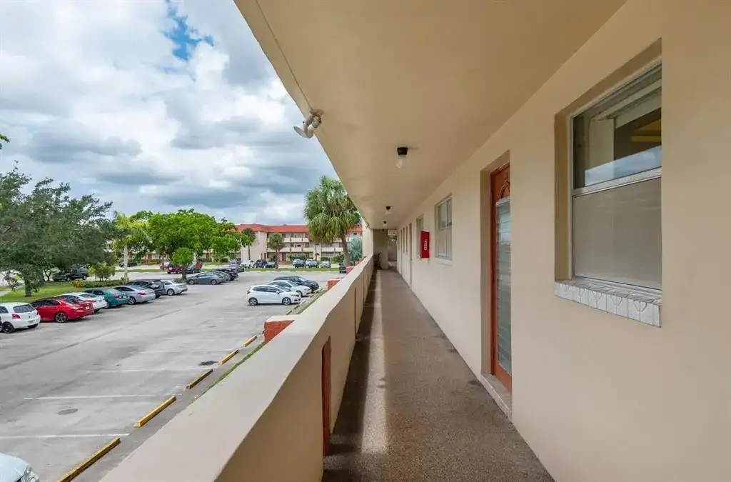 2951 Sunrise Lakes Drive E, Sunrise FL 33322 photo 2