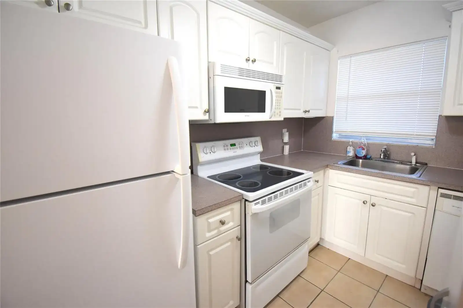 3051 Sunrise Lakes Drive # 311, Sunrise FL 33322 photo 3