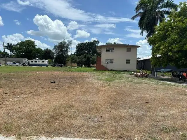 724 SW Avenue B Avenue, Belle Glade FL 33430 photo 2