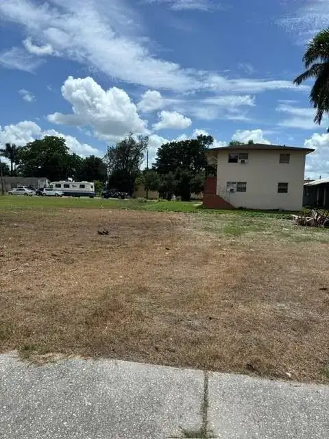 724 SW Avenue B Avenue, Belle Glade FL 33430 photo 3