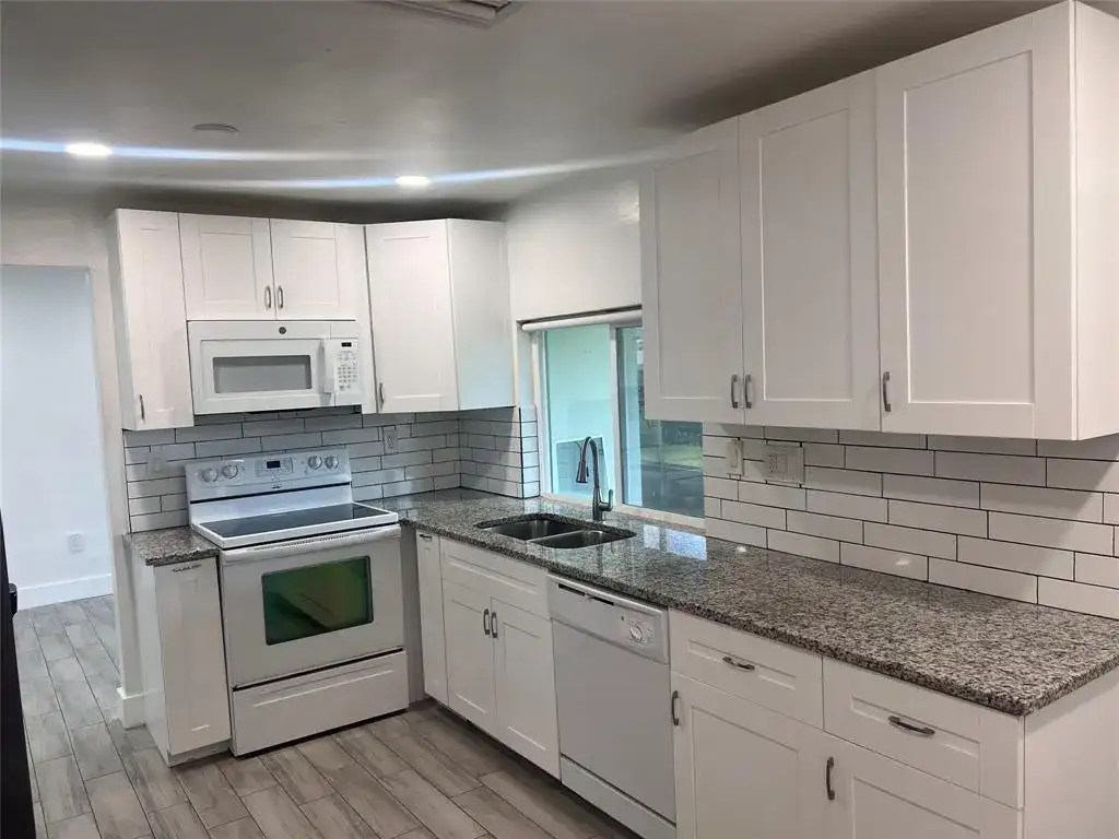 8361 NW 27th Place, Sunrise FL 33322 photo 2