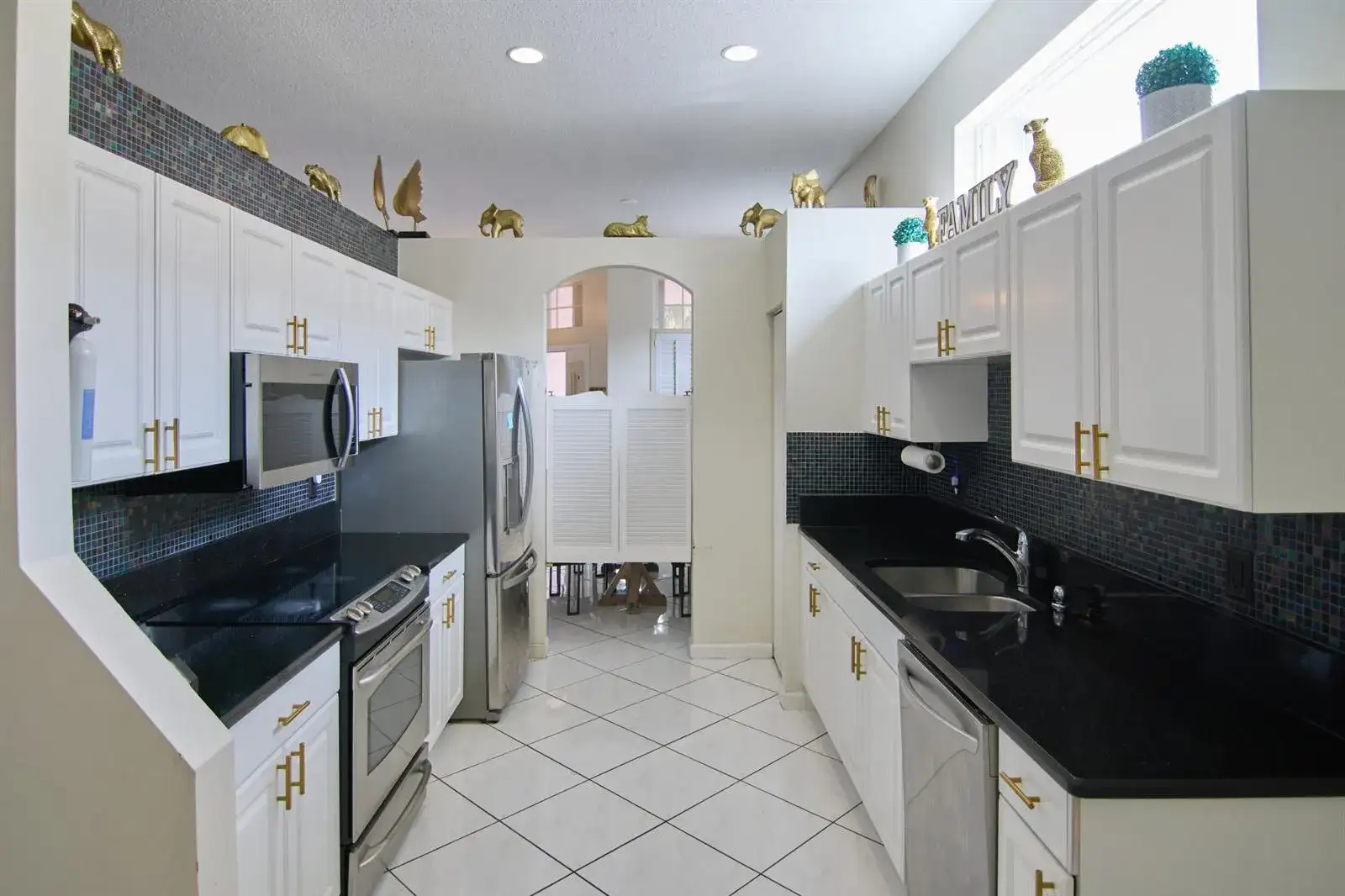 2824 Waters Edge Circle, FL 33413 photo 4