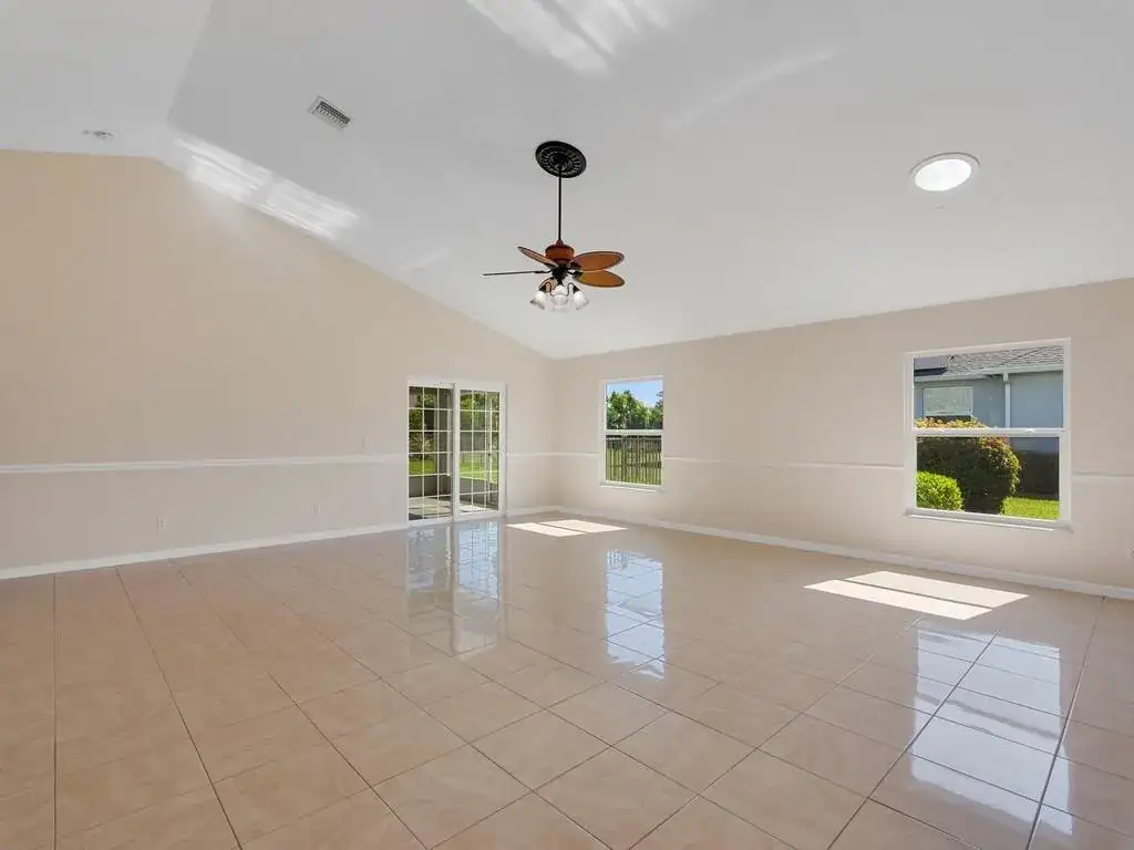 8340 Paladin Square, Vero Beach FL 32967 photo 4
