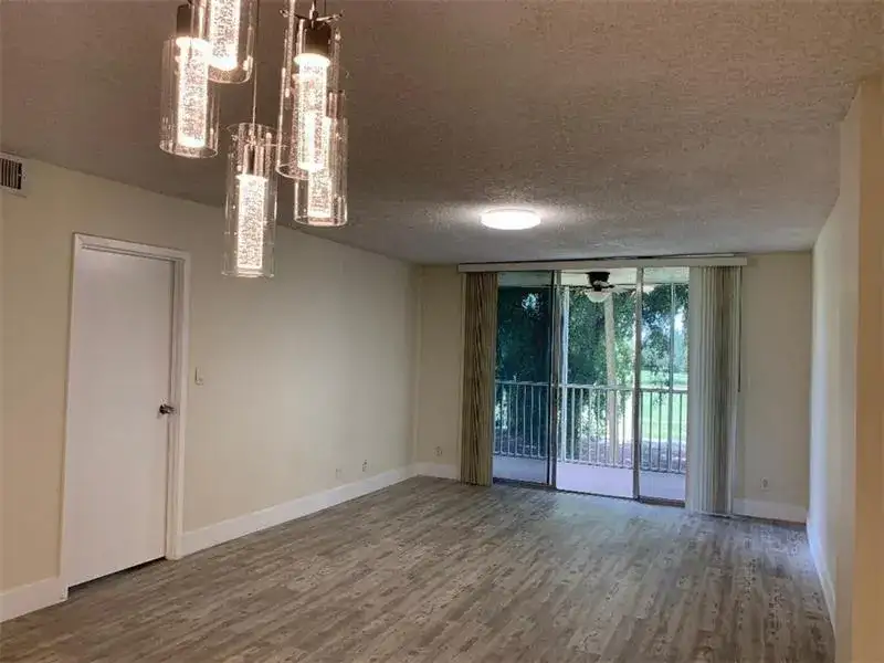 250 Jacaranda Drive # 203, Plantation FL 33324 photo 5