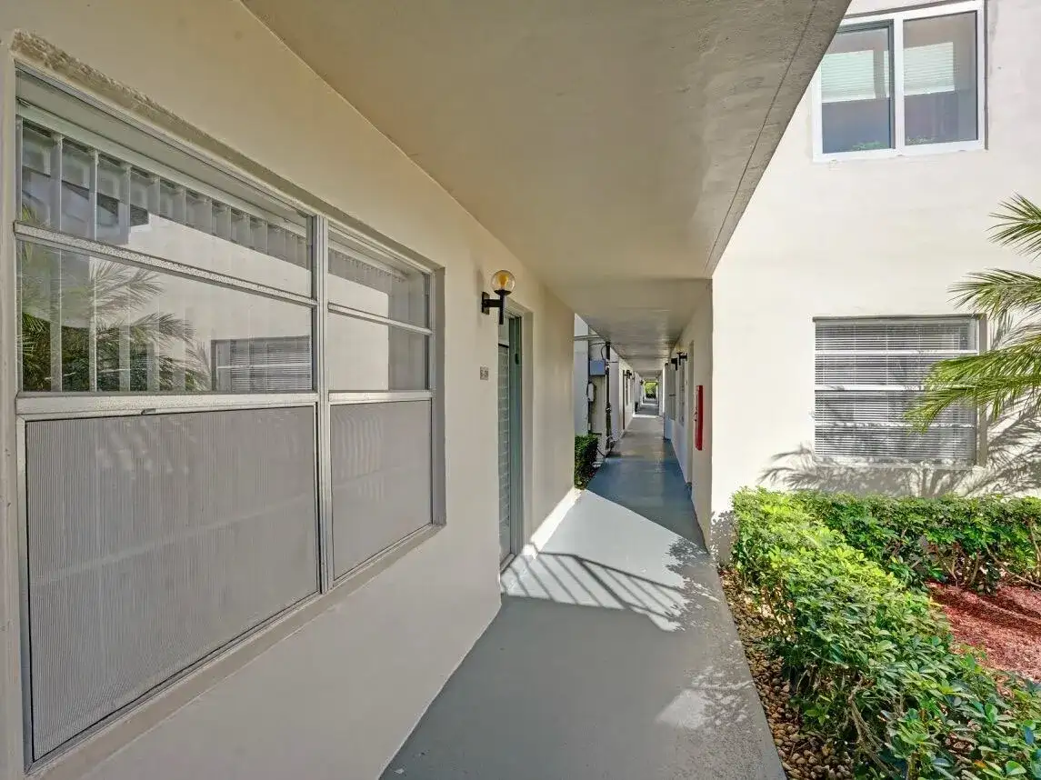 298 Burgundy G, Delray Beach FL 33484 photo 4