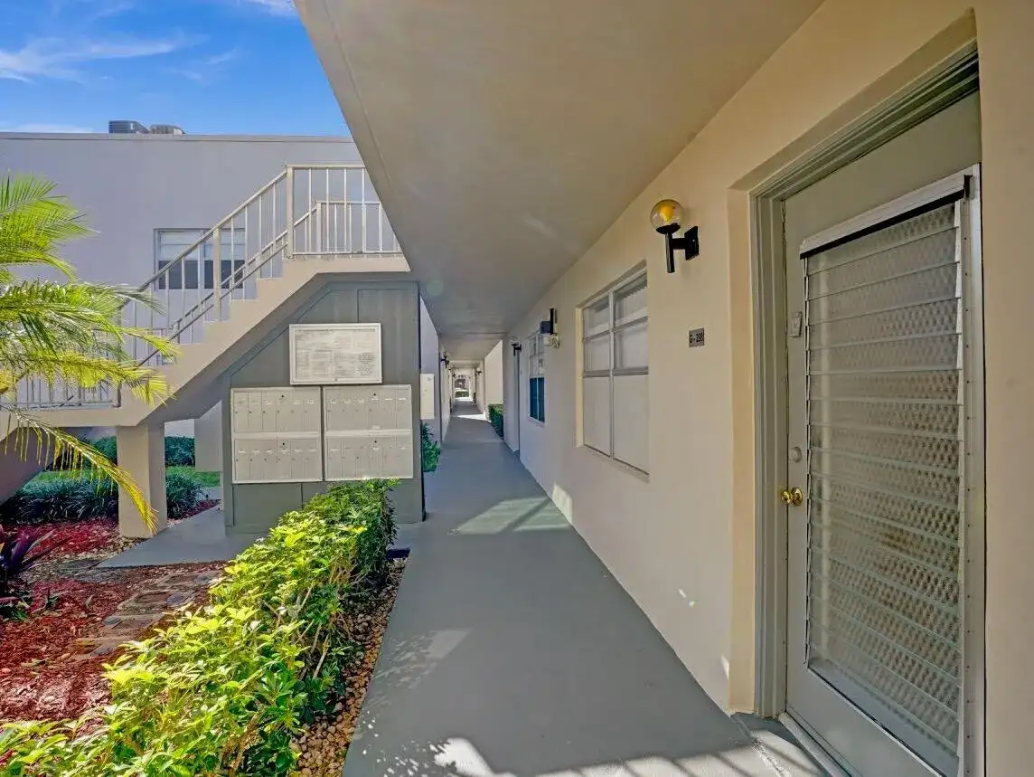298 Burgundy G, Delray Beach FL 33484 photo 5