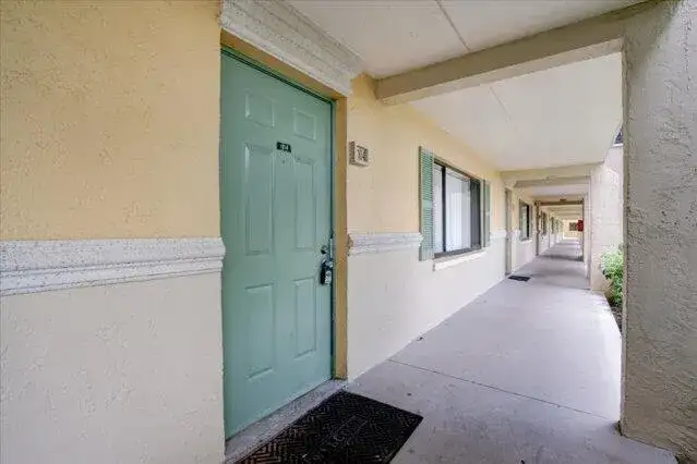 1104 Meadows Circle, Boynton Beach FL 33436 photo 2