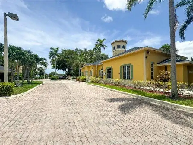 1104 Meadows Circle, Boynton Beach FL 33436 photo 4