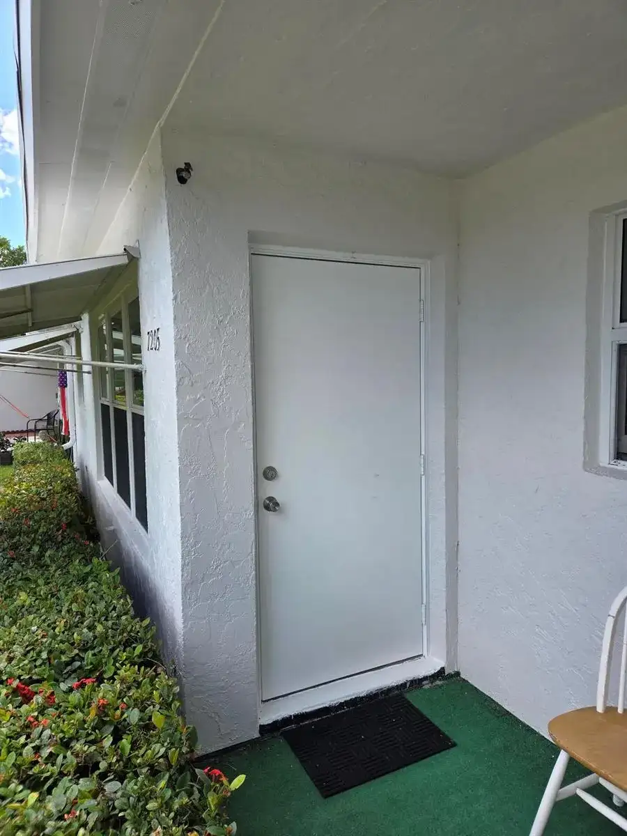 7205 W Oakridge Circle, Lake Worth FL 33462 photo 2