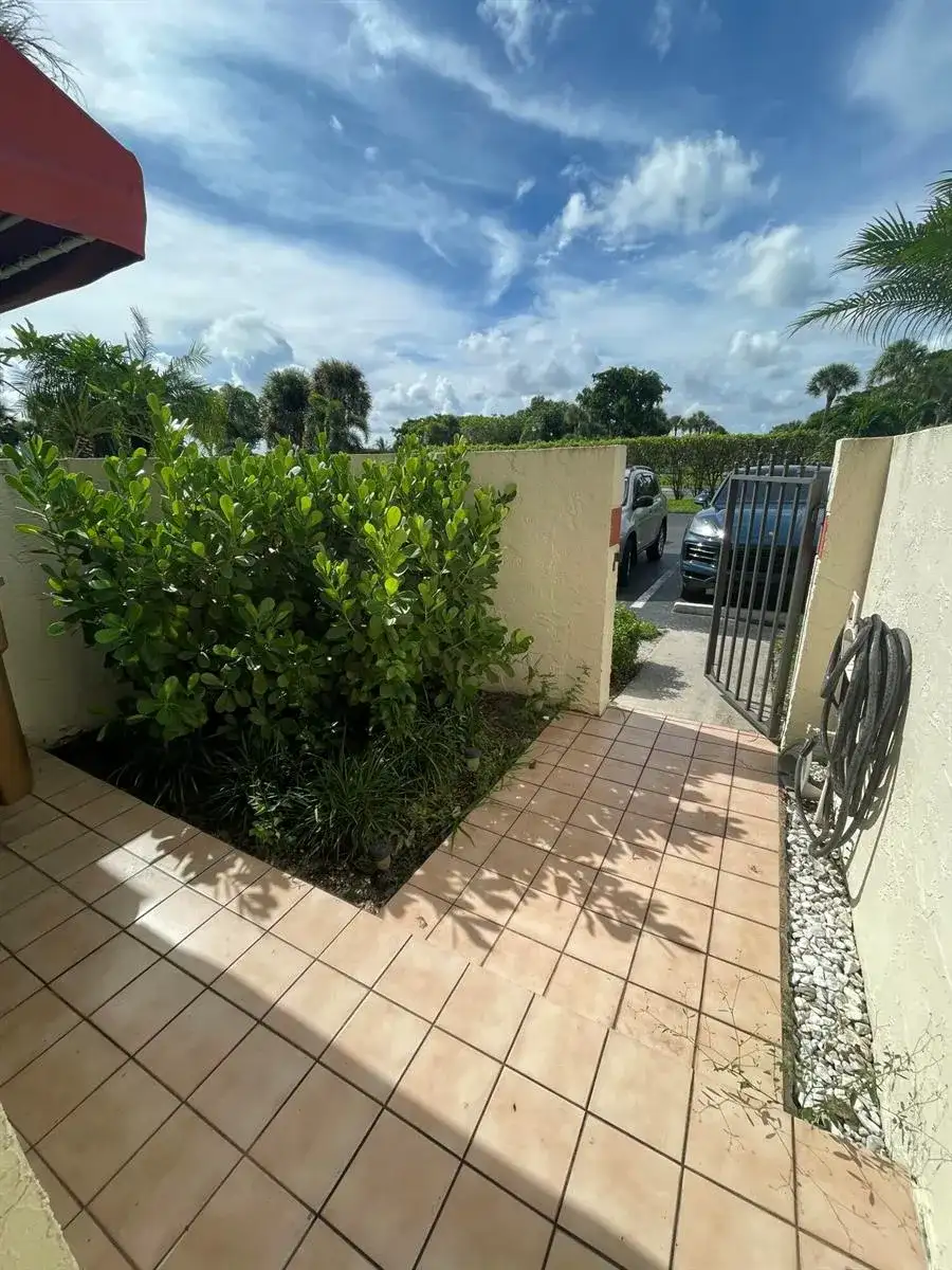 307 Liberty Court, Deerfield Beach FL 33442 photo 3