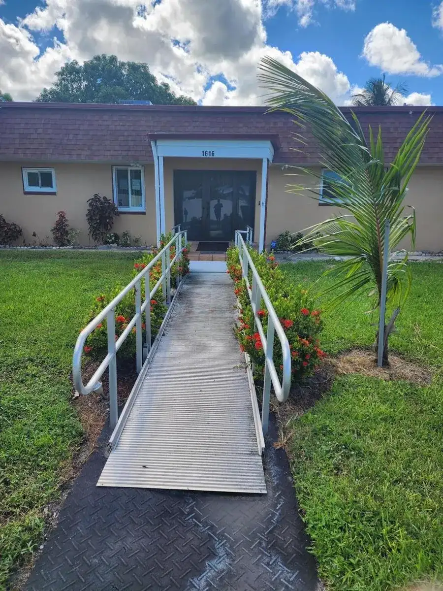 1616 Crandon Avenue, Mangonia Park FL 33407 photo 2