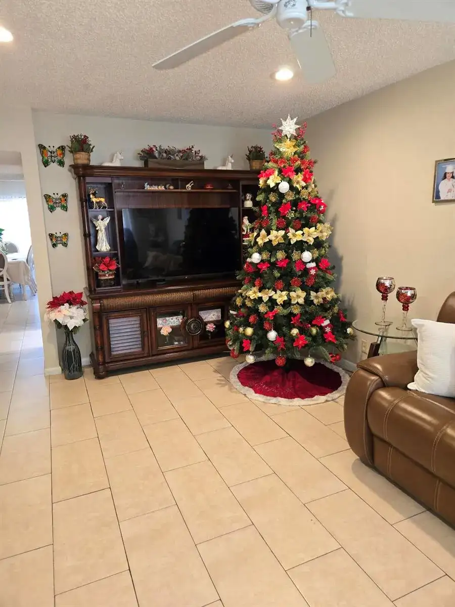 2396 Daphne Drive, West Palm Beach FL 33415 photo 2